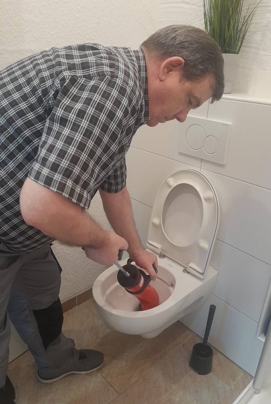 Toillette verstopft in Aurich Oftmals kann man eine Toilettenverstopfung mit einer Rohrpumpe kostengünstig ab 49 EUR beseitigen