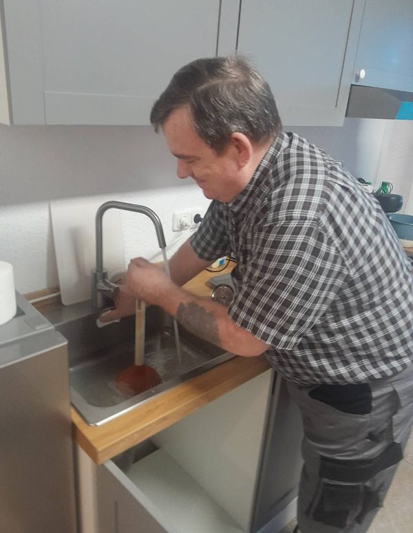 Küchenspüle verstopft in Aurich Wenn man eine Verstopfung mit einem Pömpel beseitigen will, muss man die Überlauf zuhalten. Sonst entweicht der Druck dort.